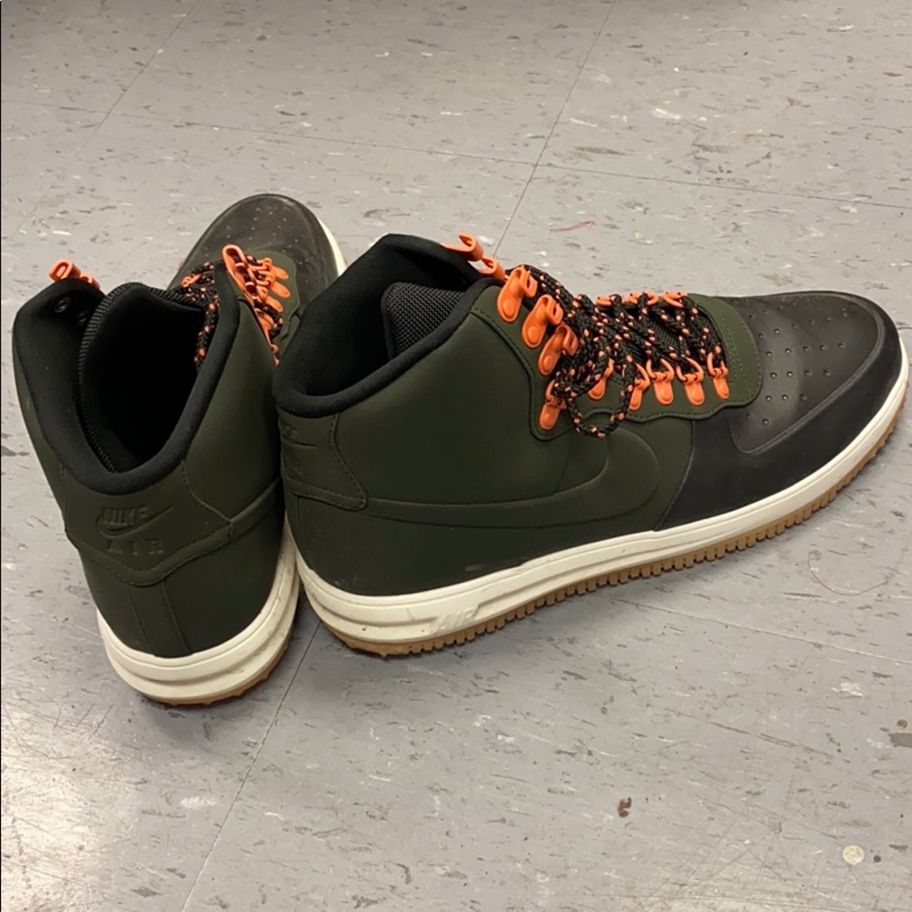 NIKE HIGH TOP HIKING STYLE BOOTS